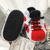 Wygodne przytulne męskie i damskie kapcie Sneaker z podeszwą do wylegiwania się zasznurować zimowe pluszowe buty modny Design Zapatillas De Casa X0523