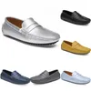 Pâles en cuir Pois décontractés Chaussures de conduite Hommes Sold Sole Mode Black Navy Blanc Blanc Bleu Argent Jaune Gris Chaussures All-Match Lazy Cross-Frontière 38-46 Color115