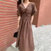 Korejpaa femmes robe été dames français col en v plissé Look taille plus mince Double poche manches bouffantes grande balançoire Vestidos 210526