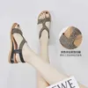 Nya sommar Kvinnor Skor Sandaler Små sluttning med Rhinestone Casual Shoes Outdoor Mid-Heel All-Match Temperament Designer Sandaler Y0608