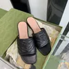 2021 Sandali firmati Pantofole da donna con fondo piatto 2021 Sandali moda estiva Scarpe da banchetto in pelle Casual g Fibbia in metallo Taglia grande sli