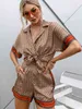 Designer de trajes femininos Cetim de seda e roupas femininas de mangas curtas, top, soltas, com uma fileira de botões, cintura alta casual M51x