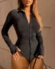 Vår Nya Kvinnor Bell Sleeve Slit Knappad Ruched Bodysuit Kvinna Sexig Solid V-Neck Svart Casual Body Top Jumpsuit 210415