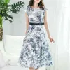 Sommardesigner bana party klänningar kvinnor ärmlös o-nacke elegant klänning högkvalitativa kvinnor mode tryckt lång klänning 210514
