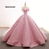 High-end godis rosa prom klänningar 2021 boll klänning utanför-axeln kortärmad blomma applikationer spets sopa tåg ruffle rygglösa formella quinceanera klänningar