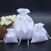 50pcs / lot 7x9 10x12 16x20 cm 흑백 새틴 파우치 Drawstring 가방 쥬얼리 파우치 메이크업 가발 포장 선물 가방 인쇄