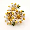 Sweet White Yellow Emaille Trio Daisy Broche Pin voor Vrouwen Jurk Jas Sjaal Wrap Business Pak Cluster Bloem Sieraden