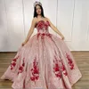 Glitter Cekiny Tulle Rose Różowy Prom Quinceanera Suknie Czerwony Kwiatowy Aplikacja Frezowanie Bez Ramiączek Gorset Powrót Princess Sweet 16 Dress Communion Party