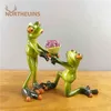 NORTHEUINS 15cm Proposition de résine Envoyer des fleurs Leggy Couple Figurines de grenouille Creative Animal Saint Valentin Présent Home Desk Decor 210924