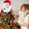 Kerstdecoratie jaar diner party huis grote sneeuwpop boom buiten met sjaal hoed hangend