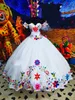 2022 Vintage Vit Blommor Broderad Bröllopsklänning Av Axeln Satin Big Bow Ball Gowns Corset Bridal Klänningar Mexikansk stil