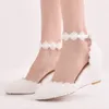 Sandali in pizzo con zeppa e punta a punta da 7,5 cm da donna estiva Scarpe da sposa in pizzo bianco di grandi dimensioni con cinturino con fibbia Scarpe da donna femminili