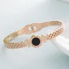 Bracciale europeo in acciaio al titanio con motivo romano in oro rosa per donna Nero rotondo aperto J Ewelry Melv22