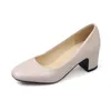 Şık kadın parlak patent deri parti pompaları tıknaz topuk kare ayak parmağı ofis ayakkabı elbise
