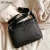 Projektant moda czarne te torby krzyżowe torby na ramię nylonowe torebki krzyżowe na korpus średniej wielkości równina z wnętrzem p222c
