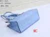 Onthego 2021 New Women Handbag Luxurys 디자이너 핸드백 고품질 숙녀 체인 어깨 가방 특허 가죽 이브닝 가방 크로스 바디 가방 그라디언트 컬러 토트 32cm