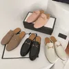 2022 مصمم برينستاون النعال جلد طبيعي البغال النساء المتسكعون سلسلة معدنية مريحة حذاء كاجوال الدانتيل المخملية النعال صندوق