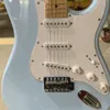 ST Electric Guitar Sky Blue Color Maple Fingerboard White PickGuard Chrome Hårdvara Hög kvalitet3804347