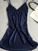 Женские спящие одежды Женщины Nightgowns Сексуальное женское белье Blue кружевное шелковое нижнее белье V-образным вырезом спагетти ремешок для девочек Мини ночная распродажа продажа