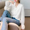 Плюс размер с длинным рукавом V-образным вырезом корейских кружева старинные блузки женщин осень белая рубашка повседневные свободные женщины топы Bluss 11127 210427