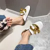 Design Women Slipper Fashion Big Gold Chain Sandals Buty Round Toe Slip On Mules Płaski Obcas Casual Slajdy Klapki Klapki Kapcie