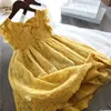 黄色いレースの刺繍の女の子のドレス夏の子供のノースリーブの花びらデザインデザイン誕生日のパーティーボールガウン子供の結婚式の台堂布Q0716