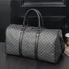 Fabrik Großhandel Herrentasche England-Stil bedruckte Männer Frauen Reisetaschen Outdoor-Fitness karierte Handtaschen große nasse und trockene Ledermode Schulterhandtasche