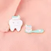 Diş ve Fırça Özel Yaka Emaye Pin Diş Rozetleri Tıbbi Broşlar Sevimli Tatlı Diş Takı Hediye Hemşire Diş Hekimi Toptan H1018