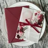 Ny Burgundy Personlig Print Genomskinlig bröllopsinbjudan med Rhinestone Ribbon och Pearl Envelope Diy Vellum Wrap Quinceanera