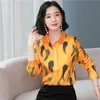 Koreaanse Mode Zijde Dames Blouses Office Lady Feather Pattern Shirt en Blouse Satin Womens Tops Plus Size XXXL 210531