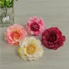 Simulazione di fiori di azalee autunnali piccolo polso da sposa con testa di fiore di rosa tea che fa una piccola testa di fiore di peonia europea