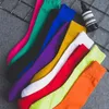 Chaussettes de sport d'été pour femmes, couleur unie, simples, douces, avec lettres imprimées, longues