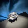 LotusMaple Üç Taşlar Moissanite Center 2.5, 3.5, 5.0 Karatlar Asscher 2 ADET ile Kesim Her 0.5ct Zümrüt Taraflar Taş Katı 14 K, 18 K Altın, Platinum 950 Düğün, Nişan Yüzüğü