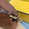 8BS600 Lammfell-Ebene-Medium 26cm Buchstaben geprägte Baguetee-Tasche 3D-Buchstaben-Stereo mit Datum Codebox Top Qualität Schulter Crossbody Bags 8 Farben