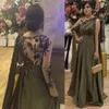 2021 Sexig Arabisk One Shoulder Olive Green Muslim Prom Klänningar med Cape Långärmade Dubai Kvinnor Kvinnor Party Klänningar Klänning Elegant Plus Storlek Back Crystal Beading