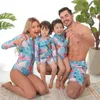 Família de verão Correspondência de 4 pcs Conjuntos de mangas compridas Swimwear + Trunksmom Pai Meninos Menina Swimsut E332 210610