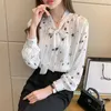 Camicie da donna coreane Camicette di chiffon Top a maniche lunghe Camicetta con stampa di pizzo da donna Camicia con scollo a V Top bianco Taglie forti 210604