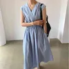 Koreanisches, elegantes, minimalistisches Temperament, blaues Kleid mit V-Ausschnitt, plissierte Taille, lange, große Schaukel, ärmellose Frauen, A-Linie 210508