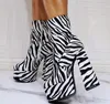 Sexy Zebra-gestreifte runde Zehen-Plateau-Stiefeletten Damen Schwarz Weiß Patchwork 150 mm Chunky Heels Party Short Booties Schuhe