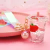 Keychains Creative Fruit Strawberry Milk Tea Cup Keychain Drijvende drijfzand en acryl Keyring Vrouwen Men Men Autobas Hanger Key Holder 1015071