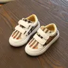 3-8年ファッション格子縞の白い靴男の子の靴幼児の女の子のスニーカーPUレザーカジュアル子供子供たち衣装韓国の靴210329