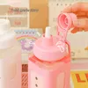 Kawaii Bär Pastell Wasserflasche mit 3D-Aufkleber 700 ml 900 ml Kunststoff Reise Tee Saft Milch tragbare süße Shaker Trinkflasche Geschenk Y211O