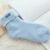 女性厚みの冬暖かい靴下かわいいソフトふわふわファジー雪靴下綿カシミヤ黒、白の床睡眠熱靴下女性