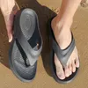 Kapcie brązowe męskie klapki wysokiej jakości Wygodne miękkie kapcie Mężczyźni Outdoor Beach Shoes Casual Platform Projektant klapki 220308