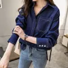 Kvinnor Mode Skjortor Koreansk Casual Loose Shirt Långärmad Slå ner Krage Blusar Enkel Solid Pulloverskjorta med Ficka