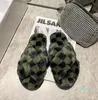 Zapatillas peludas de casa de invierno de diseño clásico para mujer, pantuflas mullidas de piel sintética para el hogar, patrón de rejilla marrón plano, zapatos de piso de interior a la moda para mujer