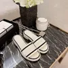 Kvinnor Designer Slides Lyx Fårskinn Tofflor Mode Klassisk Beach Tofflor Sandaler Dam Bekväm Broderi Bokstäver Sandal Ursprung Kvalitet Partihandel