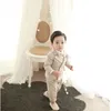 4 SZTUK Little Boy Dżentelmen Garnitur Formalne Ubrania Płaszcz Kamizelka Spodnie Tie Łuk Set Set Khaki Lattice Urodziny Wedding Party Dress 220215