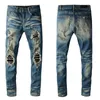 donne di jeans strappati blu chiaro