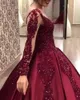 Sparkly Burguny Ball Kappa Formell Aftonklänningar Långärmade Applikationer Beaded Arabiska Dubai Prom Party Gowns Special Occasion Wear Red Carpet Dress